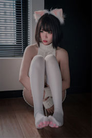 [Net Red COSER Photo] Sister Xuan Xiao - Cat Claw Socks