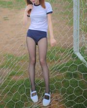 [Campo de viento] NO.091 Chica de seda negra en campo deportivo